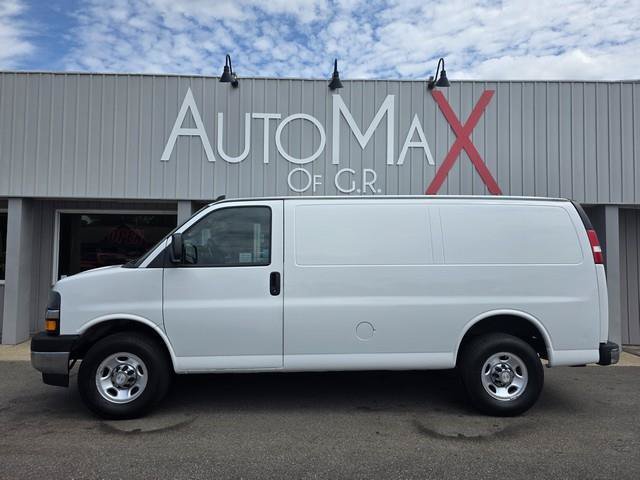 Used 2017 Chevrolet Express 3500 RWD image 2