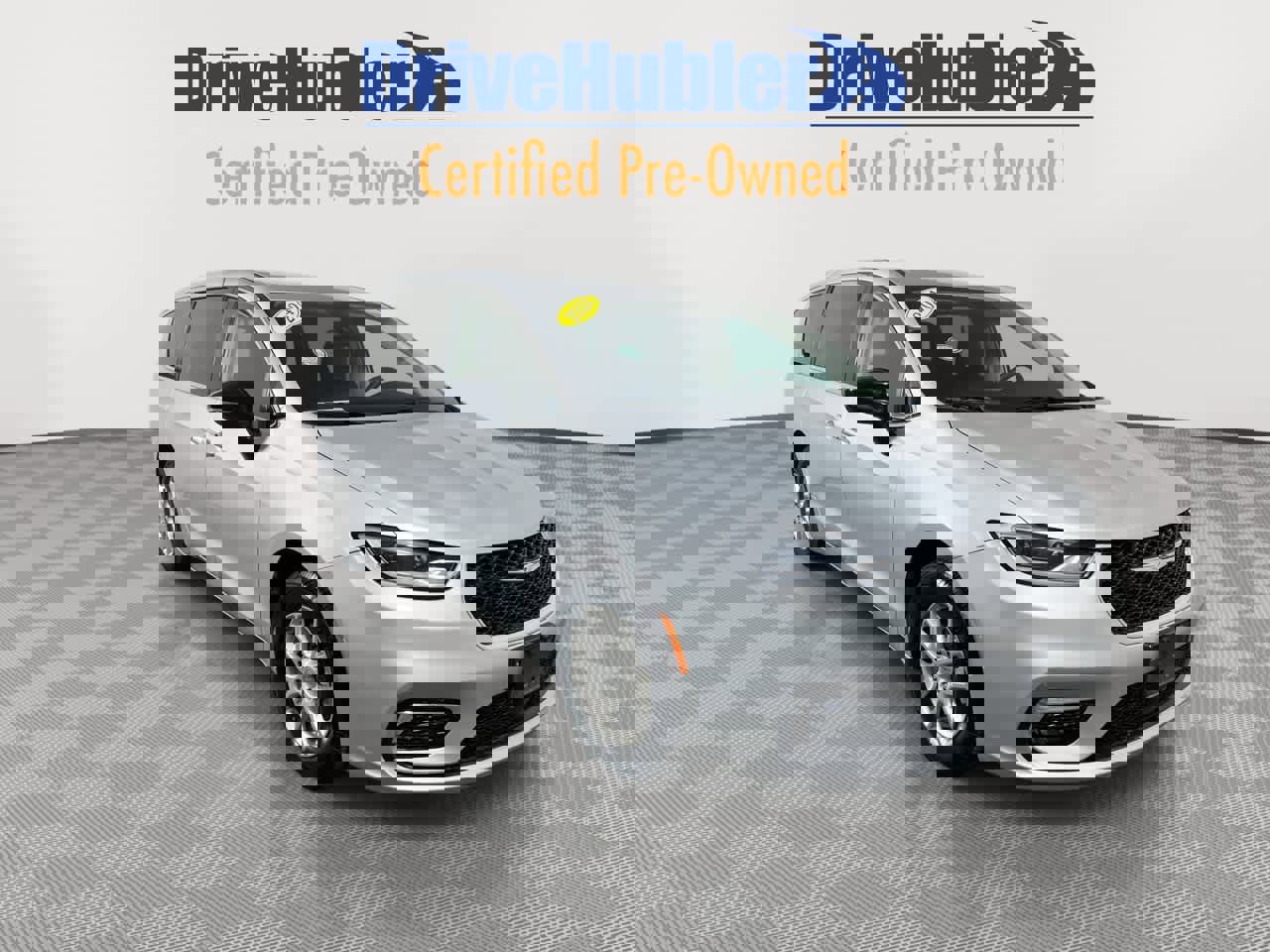 Used 2024 Chrysler Pacifica Touring-L image 2