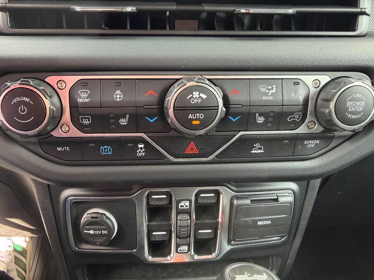 Used 2024 Jeep Wrangler Unlimited Sahara AWD/4WD image 22