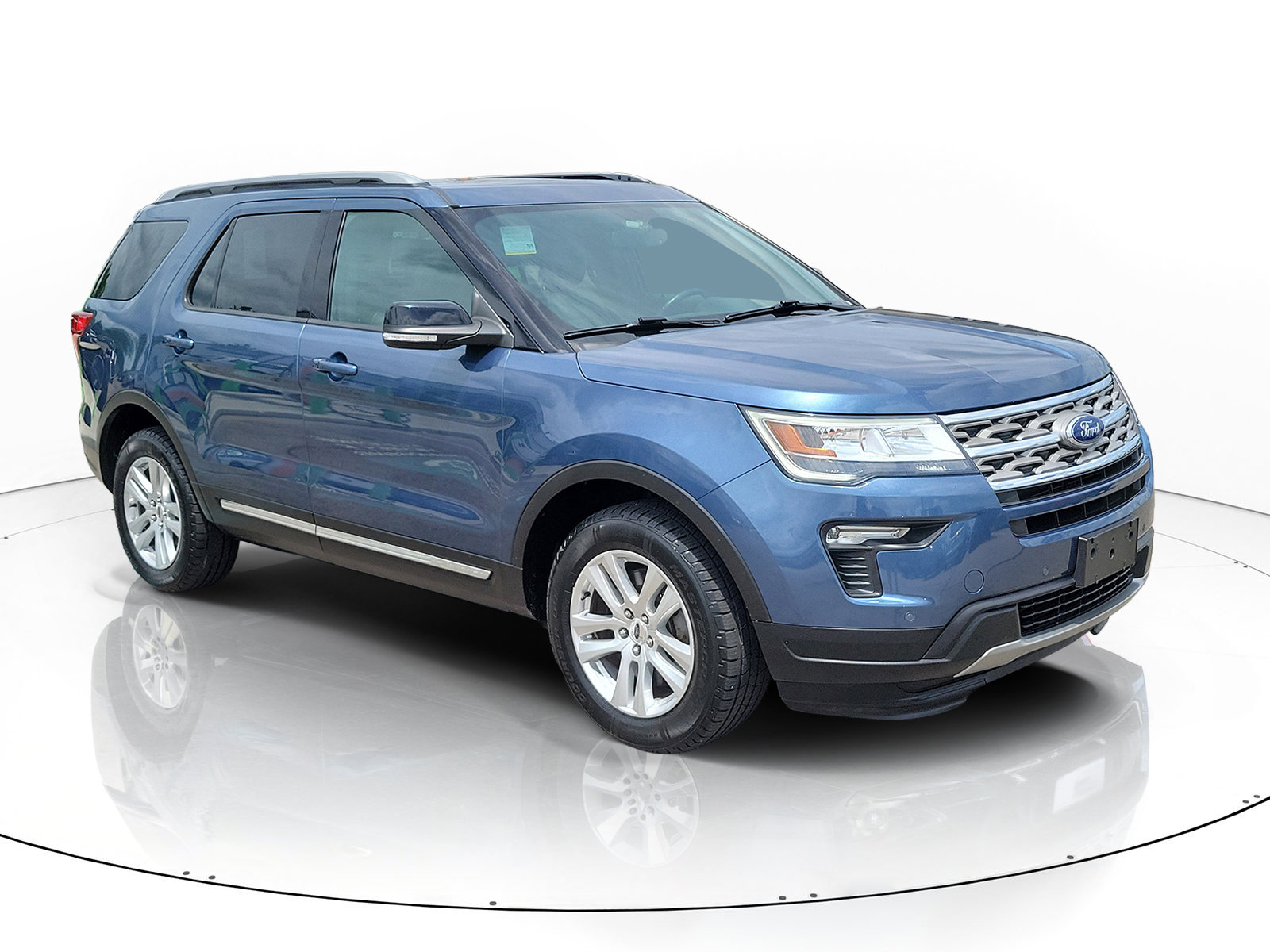 Used 2018 Ford Explorer XLT w/ Equipment Group 202A AWD/4WD image 2