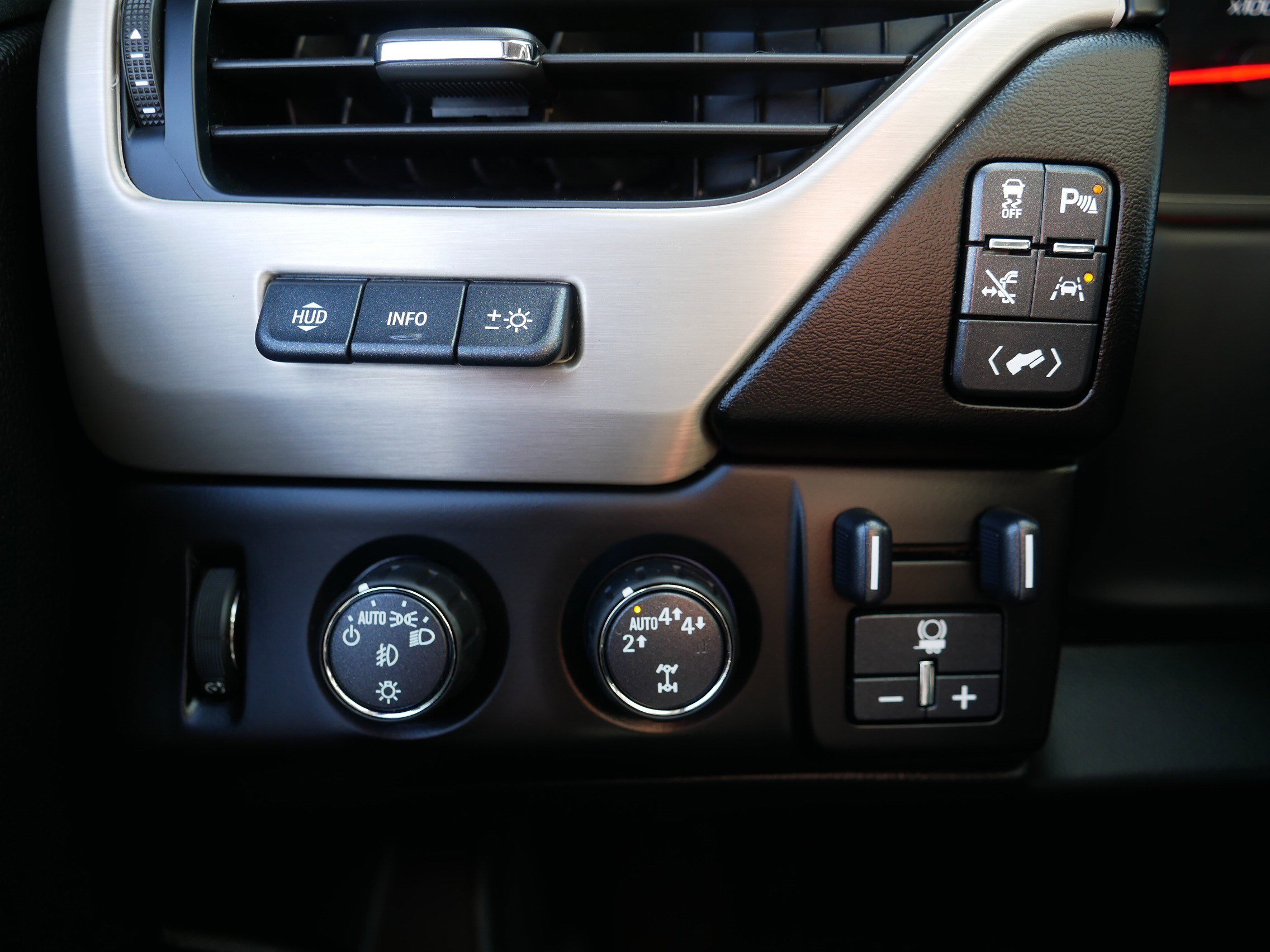 Used 2020 GMC Yukon Denali w/ Denali Premium Package image 26