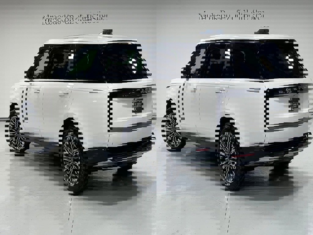Used 2024 Land Rover Range Rover Long Wheelbase SE image 3