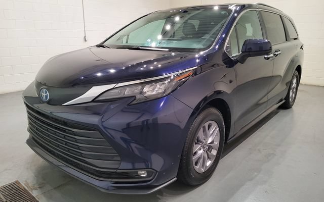 Used 2025 Toyota Sienna XLE FWD image 3