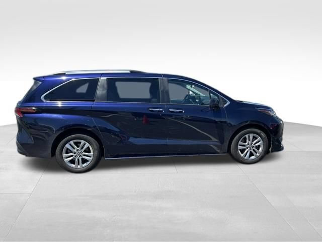 Used 2022 Toyota Sienna XLE w/ XLE Plus Package FWD image 7