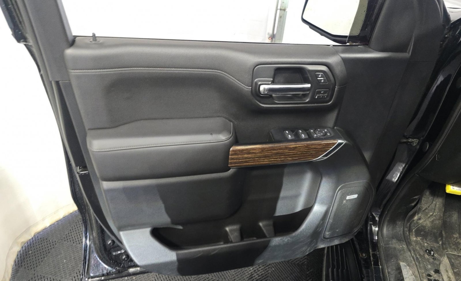 Used 2019 Chevrolet Silverado 1500 High Country w/ Technology Package AWD/4WD image 9