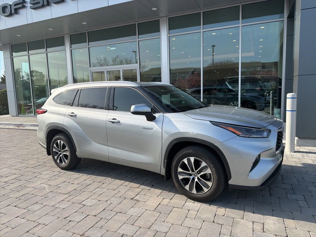 Used 2021 Toyota Highlander XLE image 3