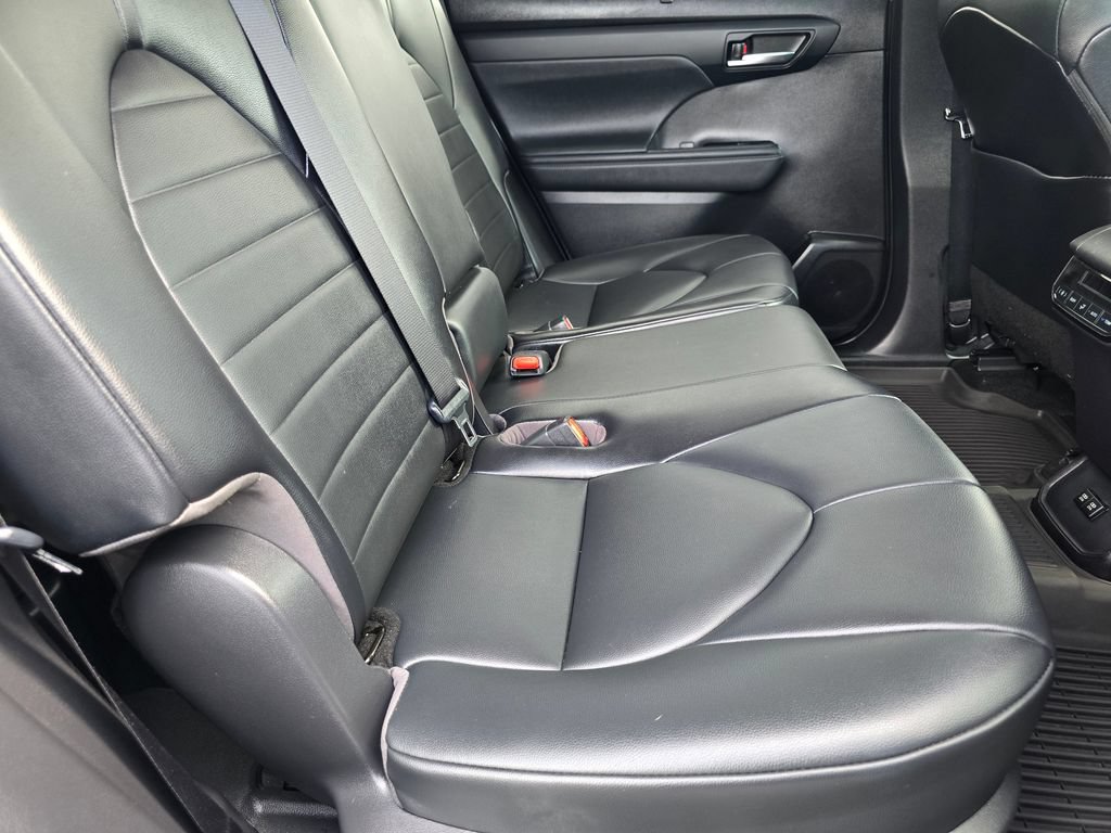 Used 2021 Toyota Highlander XLE AWD/4WD image 14