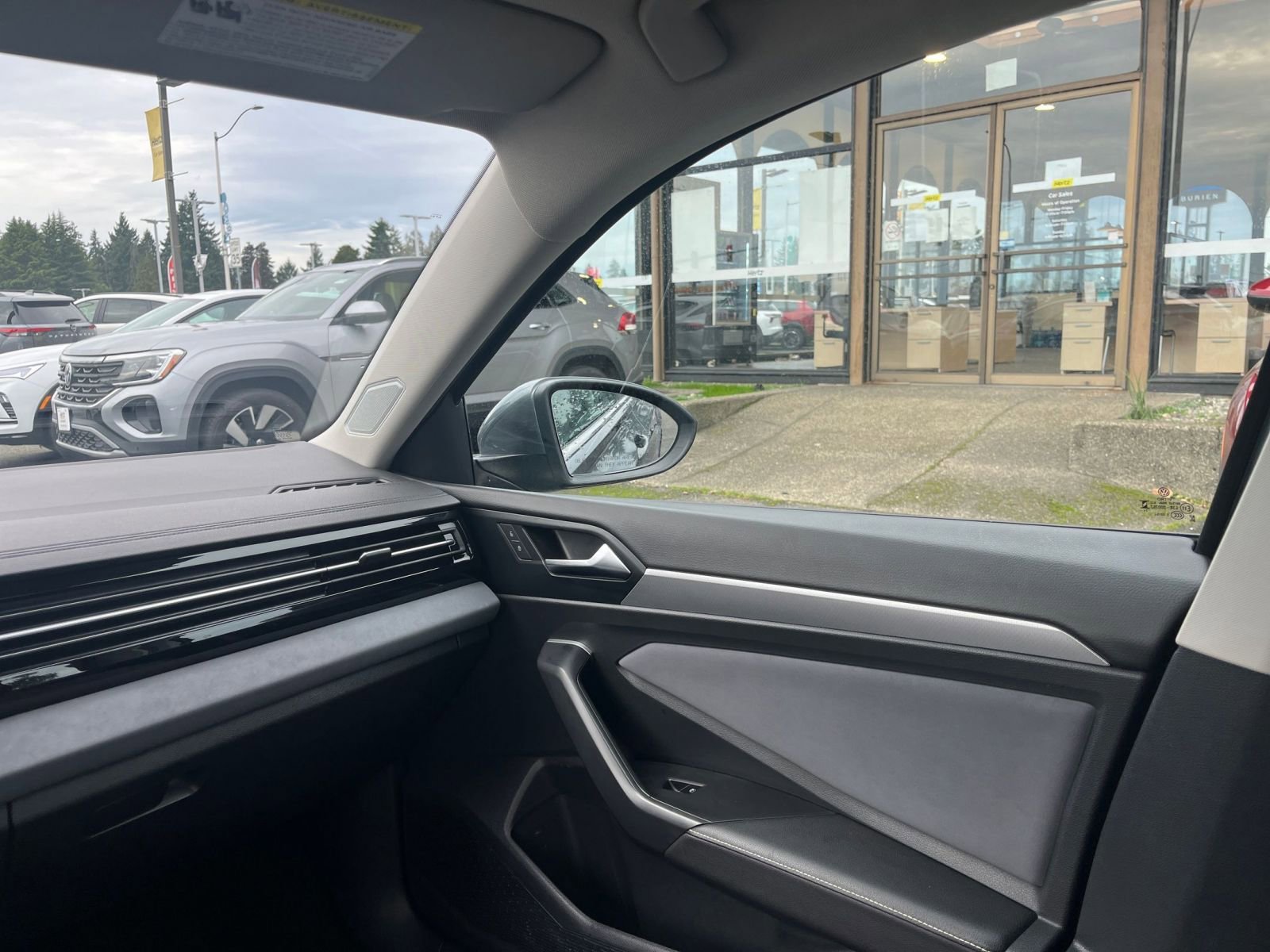 Used 2025 Volkswagen Jetta SE image 38