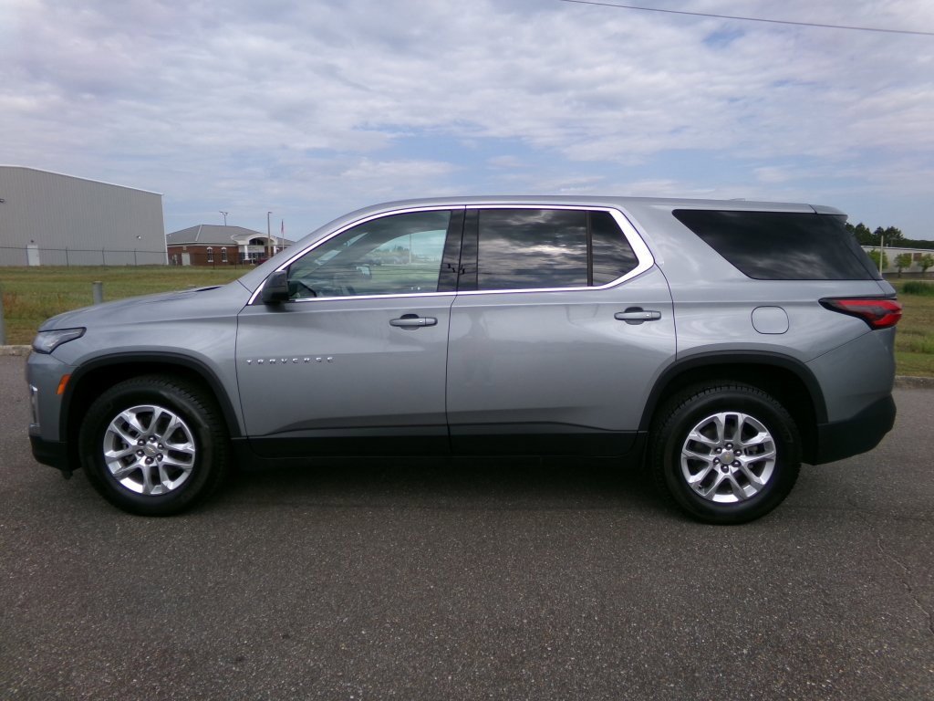 Used 2023 Chevrolet Traverse LS image 3