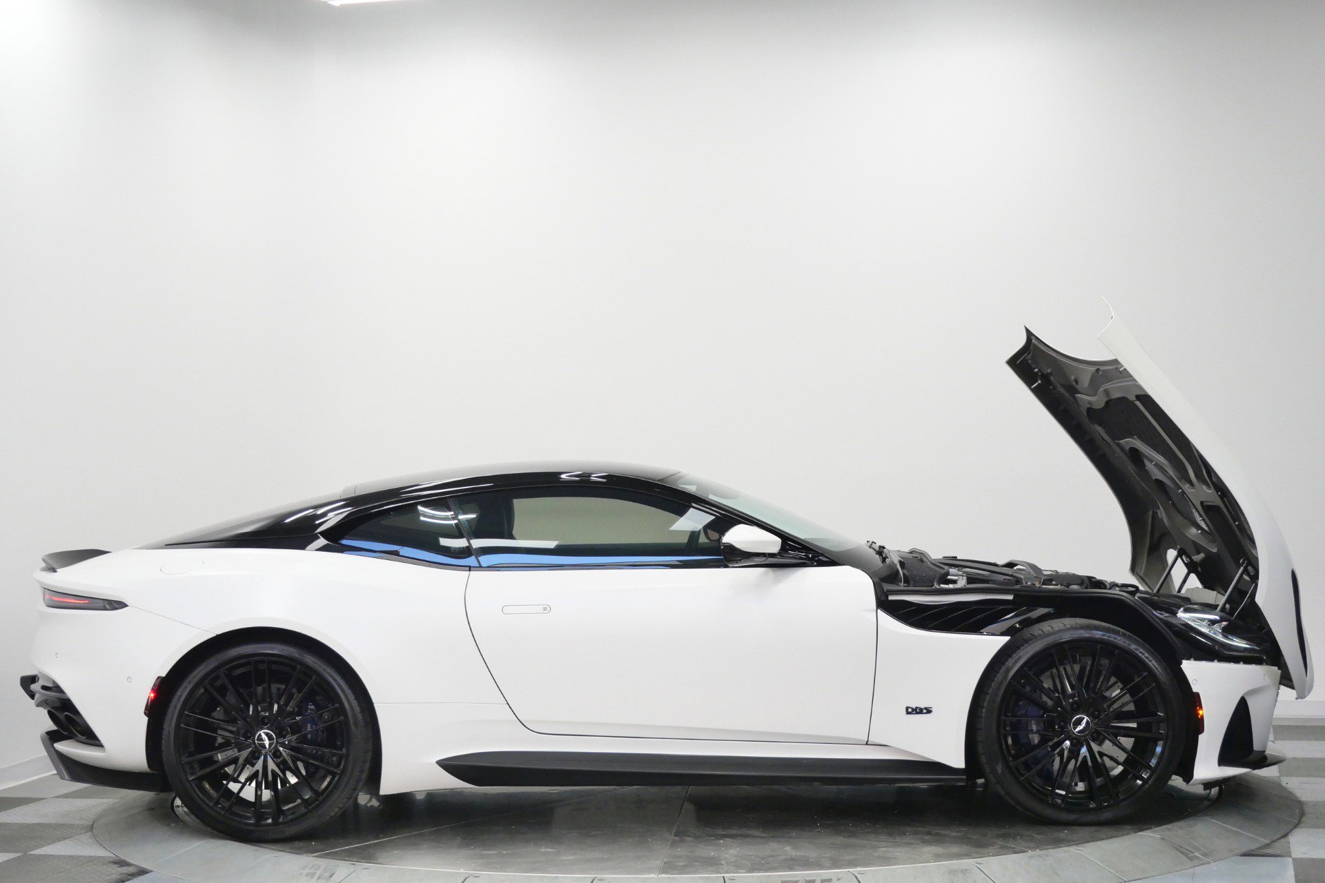 Used 2020 Aston Martin DBS Superleggera RWD image 37