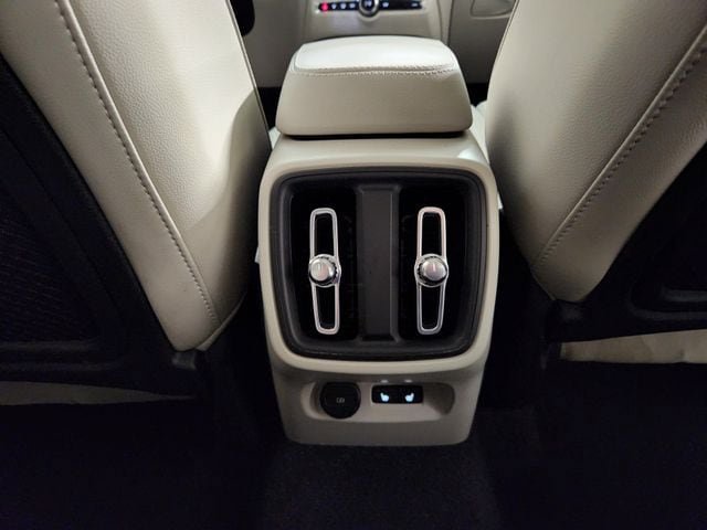 Certified 2026 Volvo XC40 B5 Plus AWD/4WD image 30