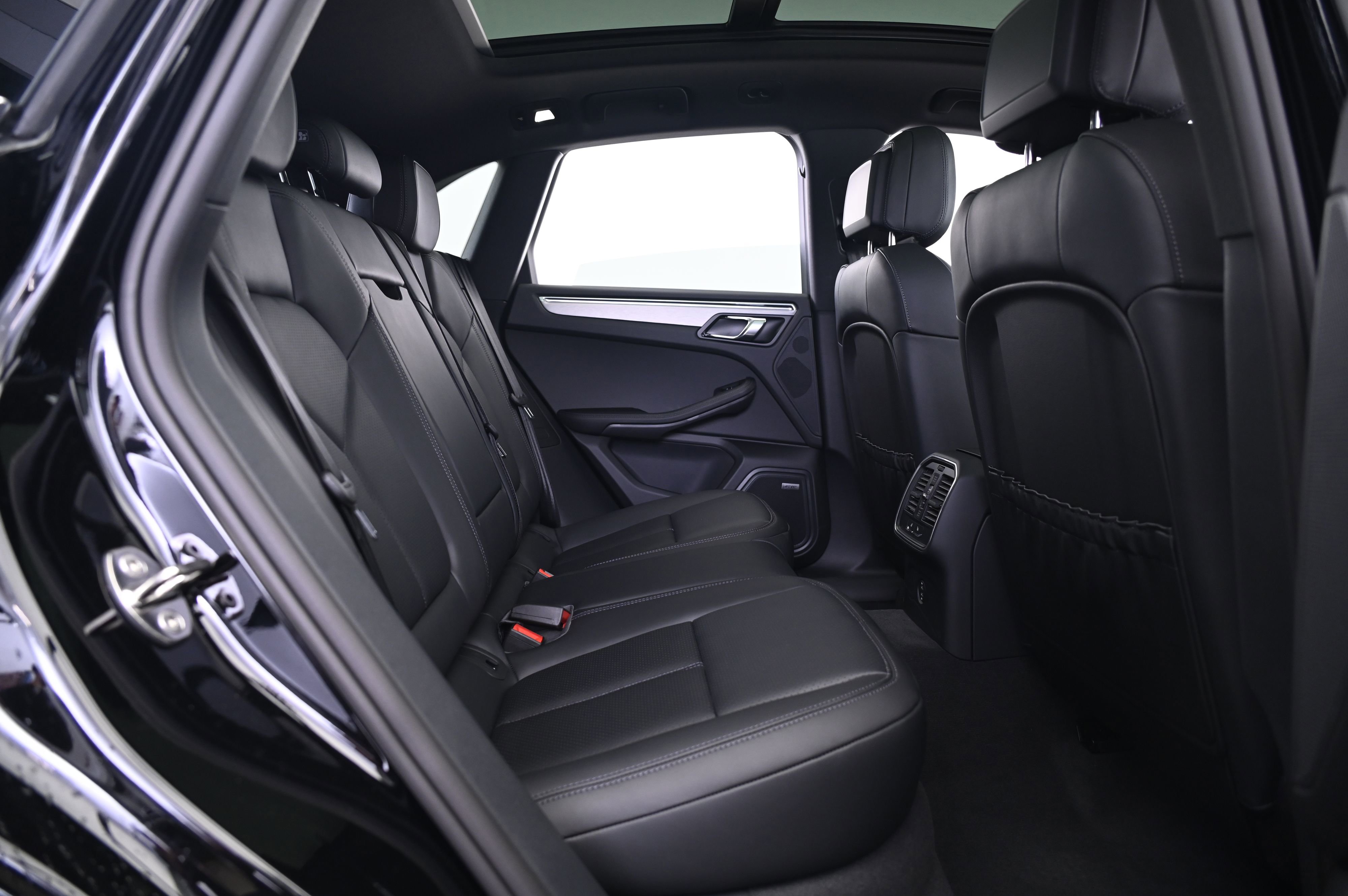 Certified 2025 Porsche Macan image 18