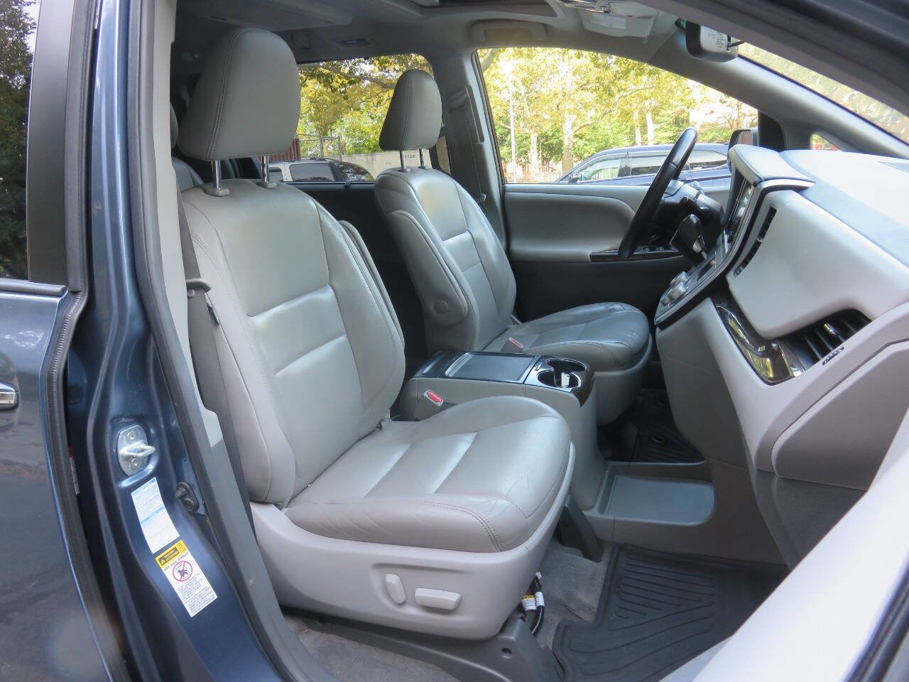Used 2016 Toyota Sienna XLE Premium image 10