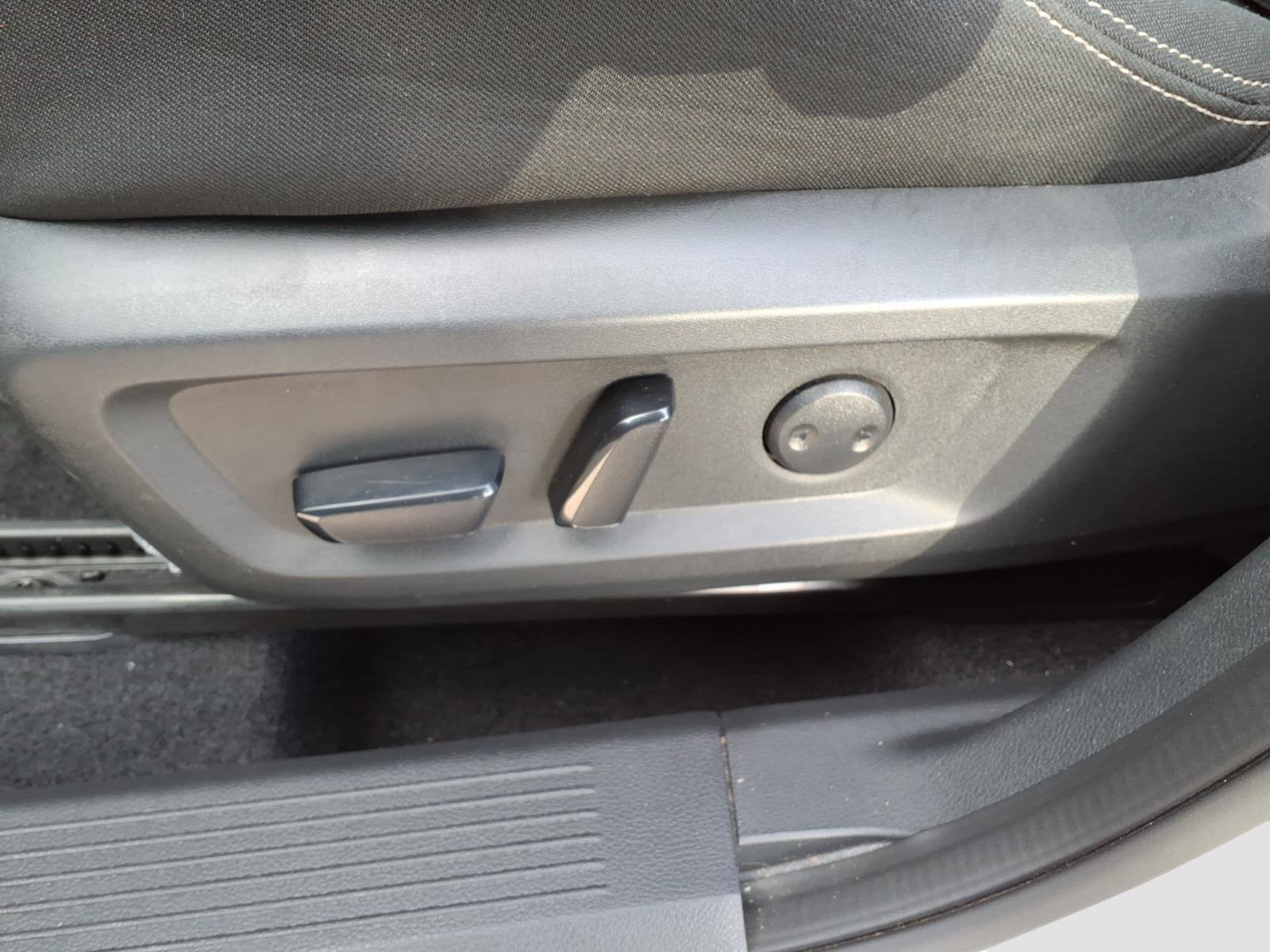 Used 2025 Nissan Rogue SV image 17