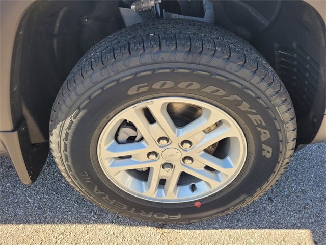 New 2025 Jeep Grand Cherokee Laredo w/ MOPAR Finishing Package image 17