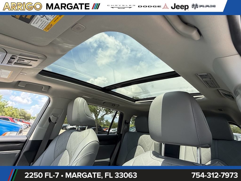 Used 2024 Toyota Highlander Platinum FWD image 21