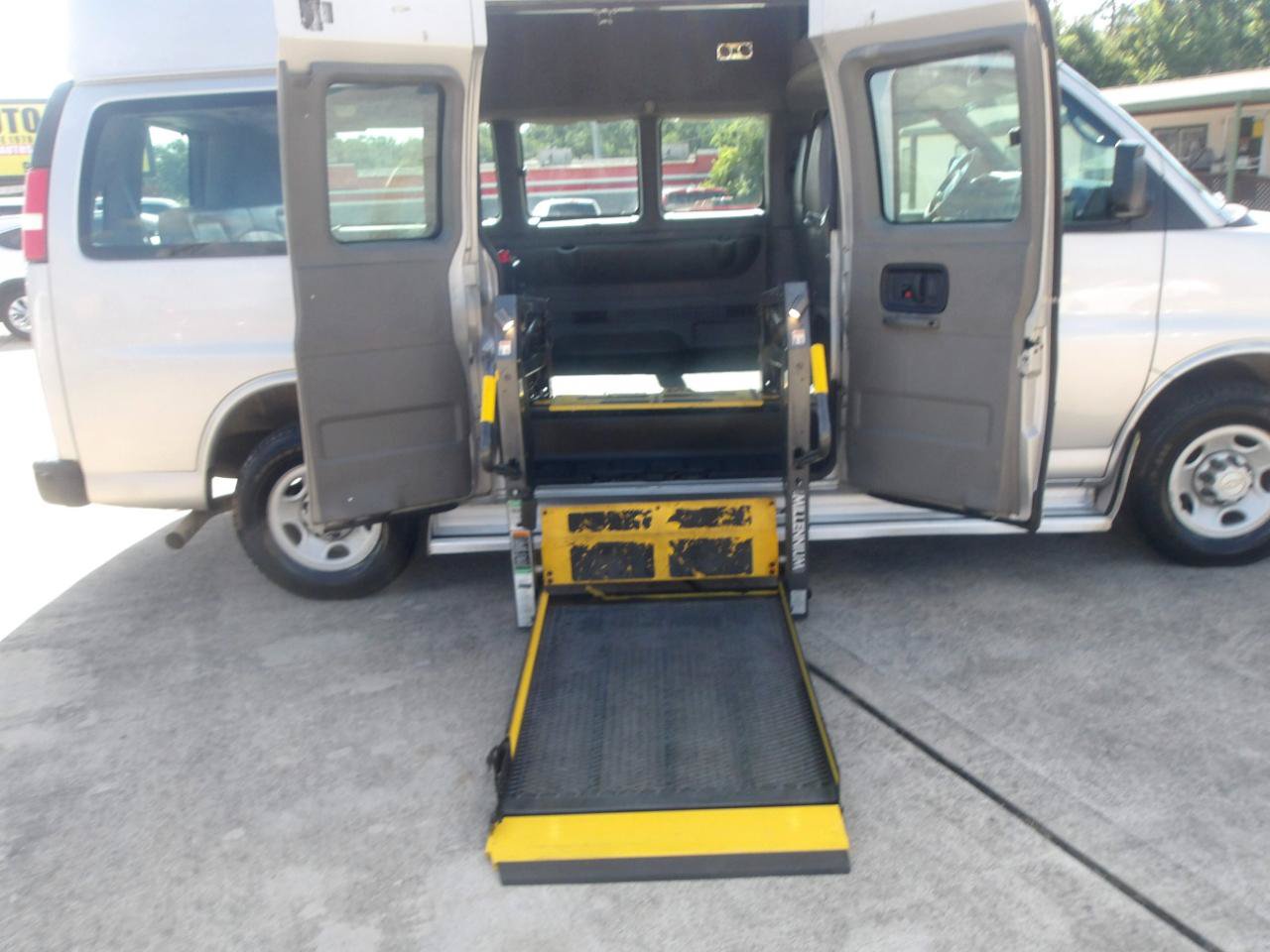 Used 2007 Chevrolet Express 2500 Passenger w/ Power and Light Package RWD image 11
