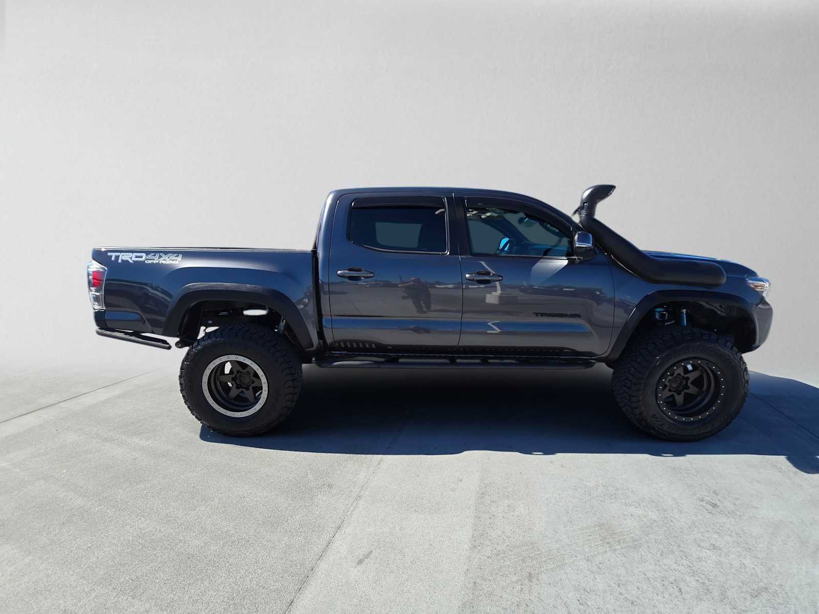 Used 2023 Toyota Tacoma TRD Off-Road w/ Black Out Package (TMS) AWD/4WD image 2