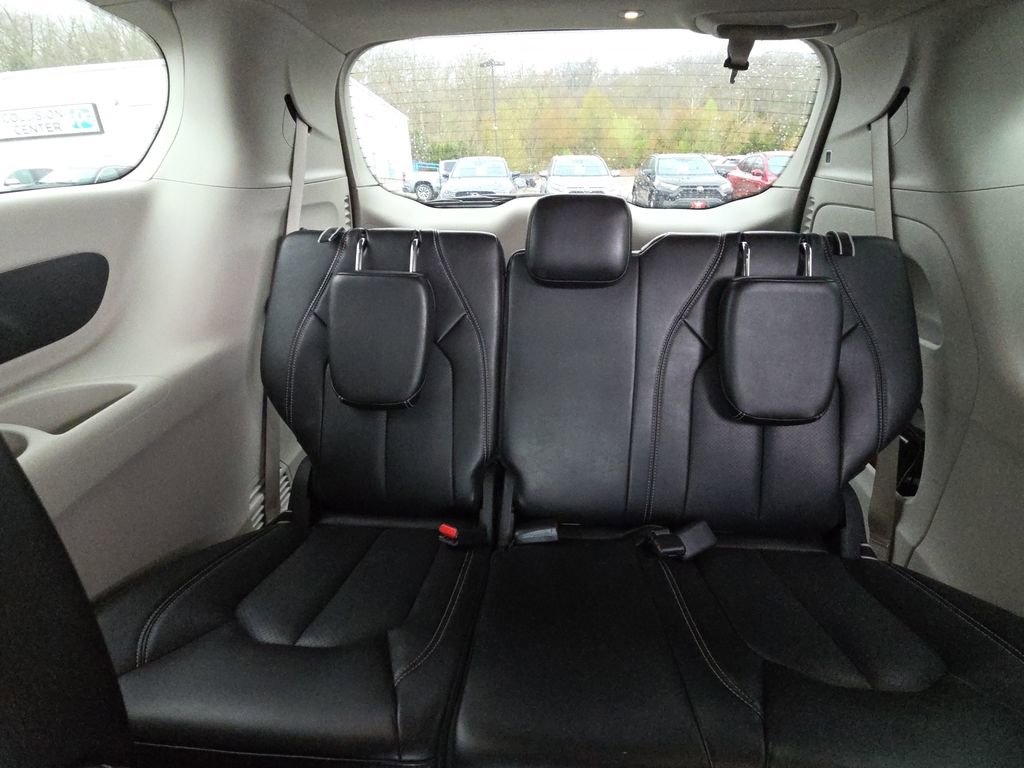 Used 2023 Chrysler Pacifica Touring-L image 29