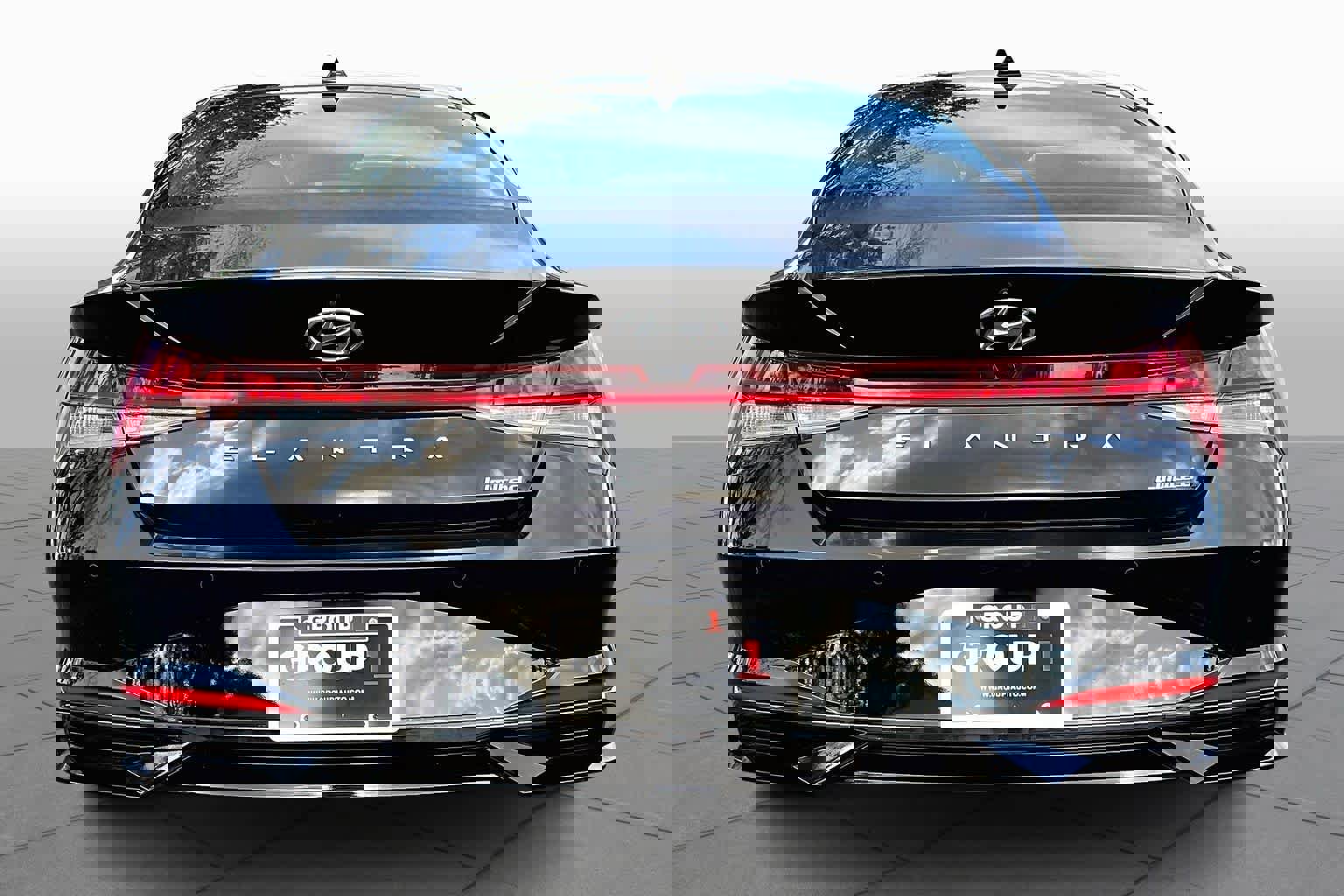 Used 2022 Hyundai Elantra Limited w/ Preferred Accessory Package image 5