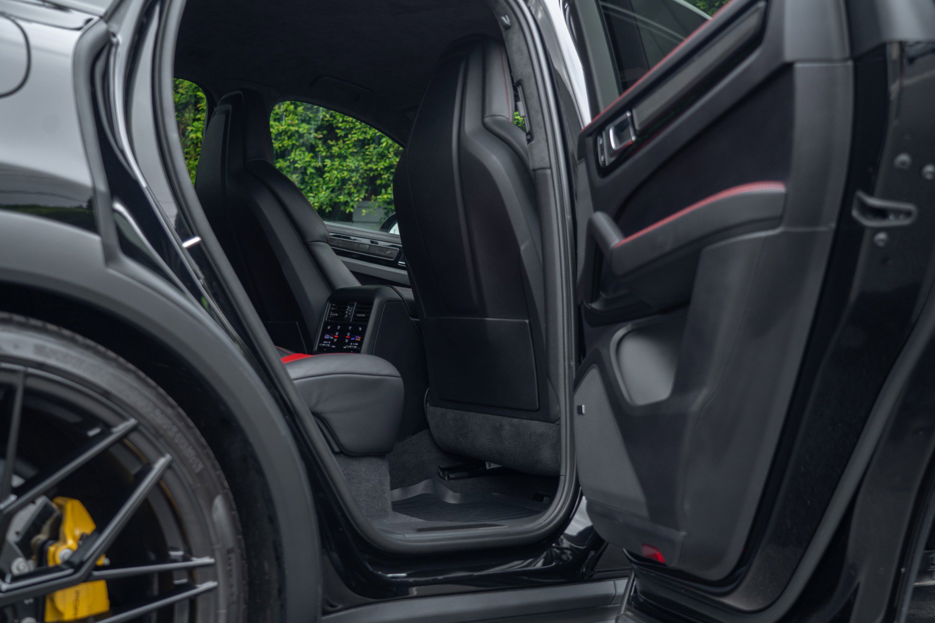 Used 2023 Porsche Cayenne Turbo GT image 39