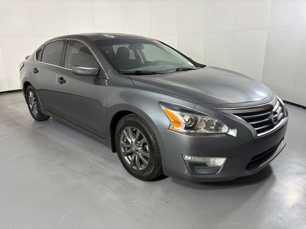 Used 2015 Nissan Altima 2.5 S w/ Sport Value Package image 2