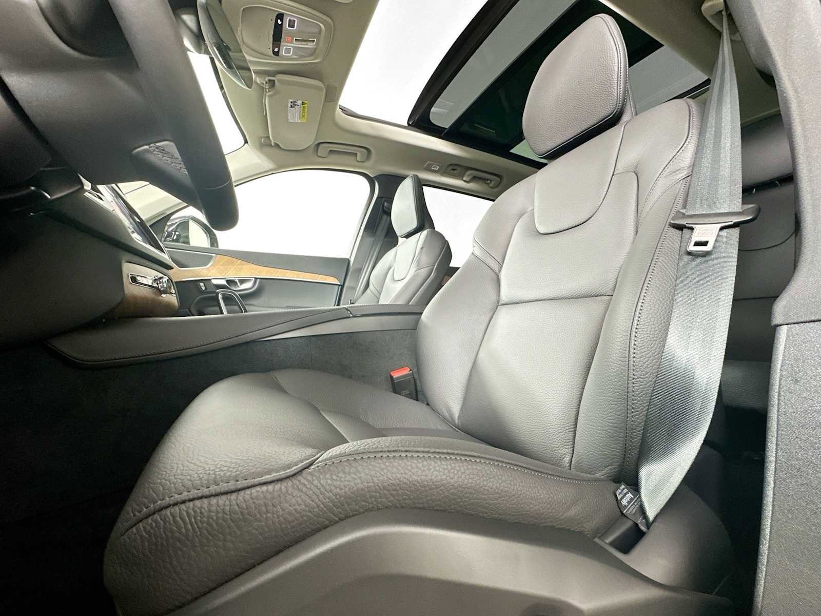 Certified 2025 Volvo XC90 T8 Plus w/ Protection Package Premier image 16