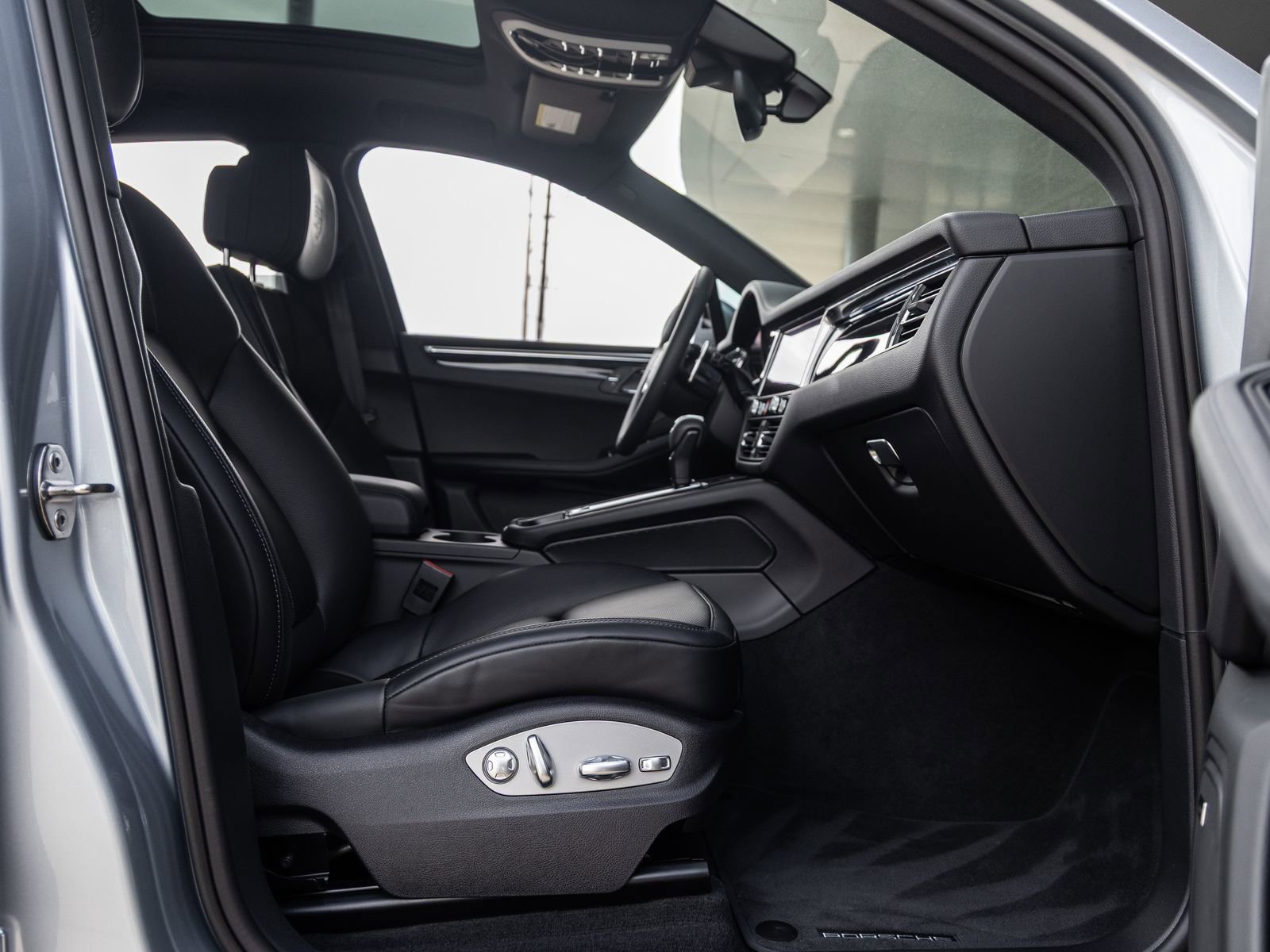 Used 2026 Porsche Macan image 42