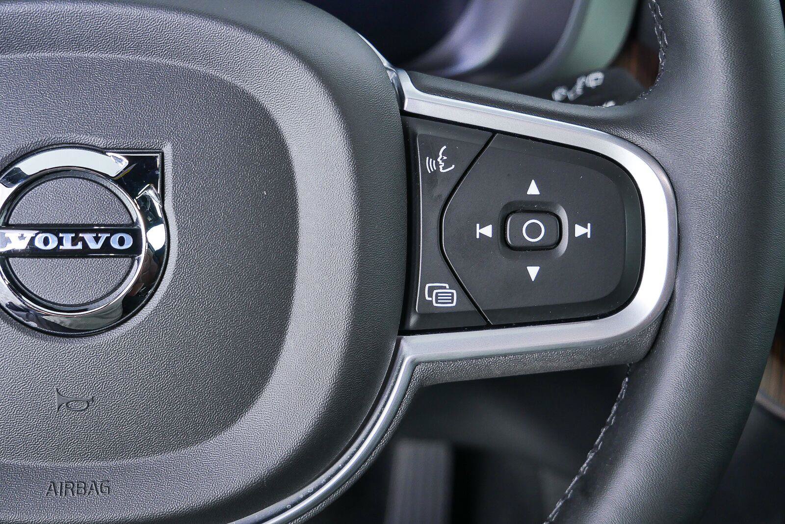 Used 2022 Volvo XC60 B5 Momentum w/ Advanced Package FWD image 11
