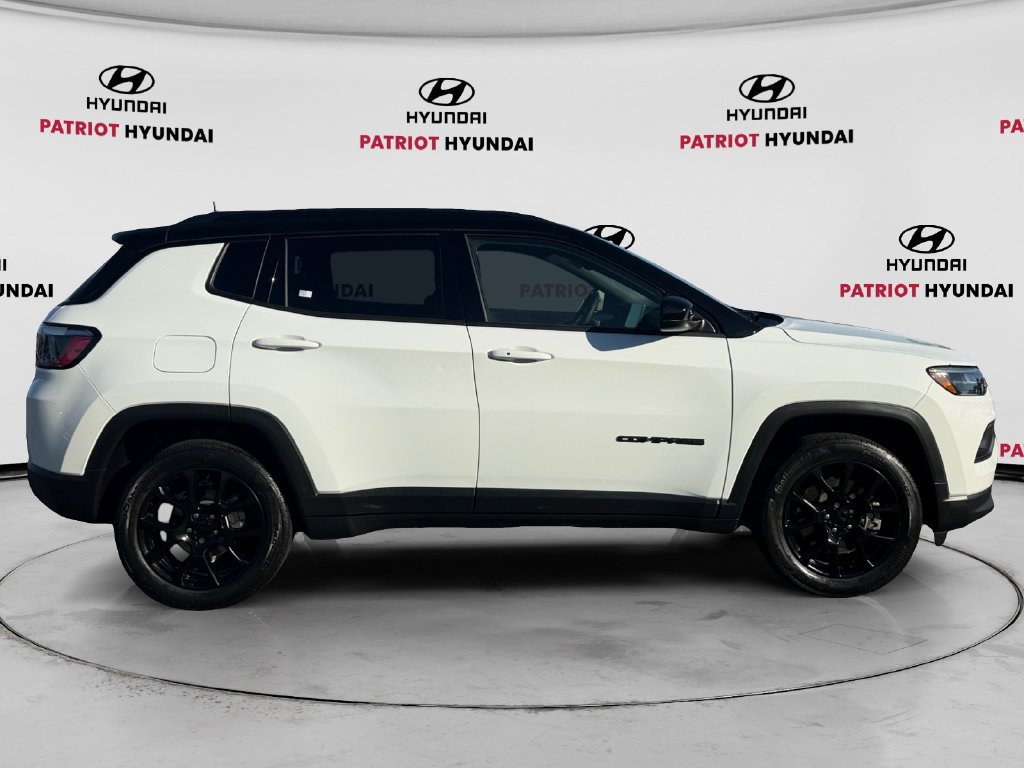 Used 2023 Jeep Compass Latitude AWD/4WD image 2