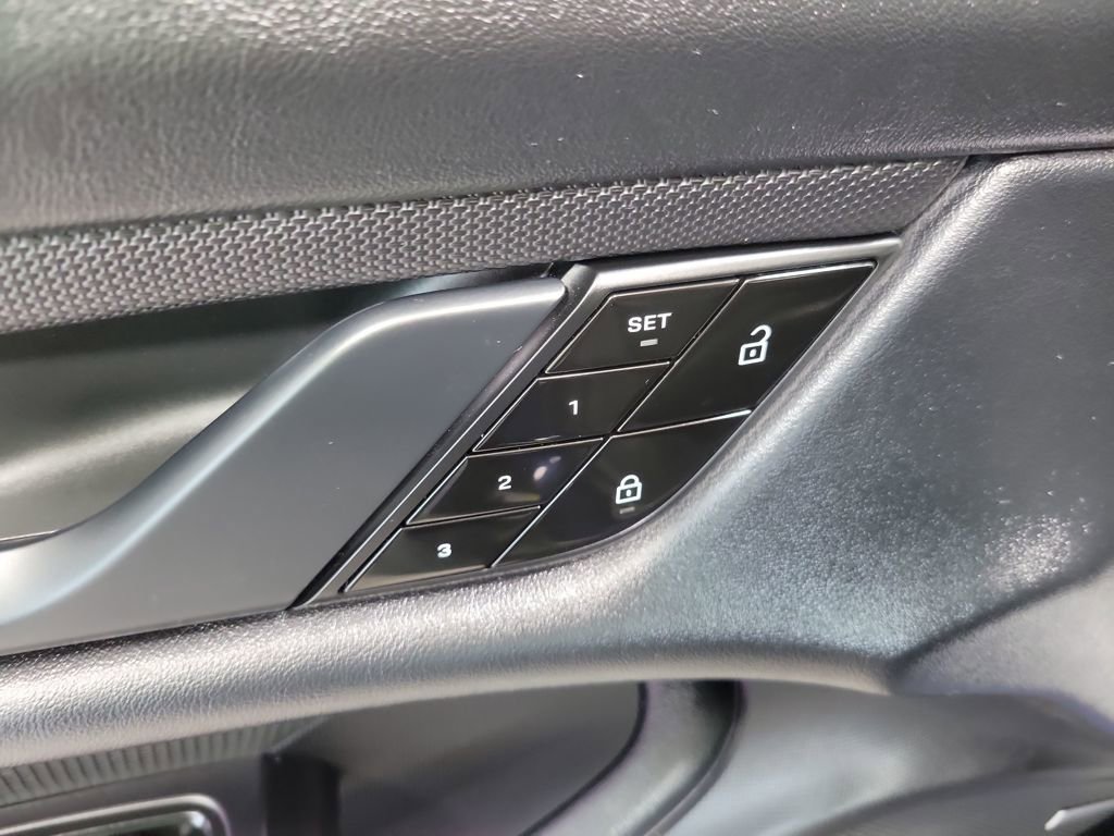 Used 2021 Porsche Taycan image 36