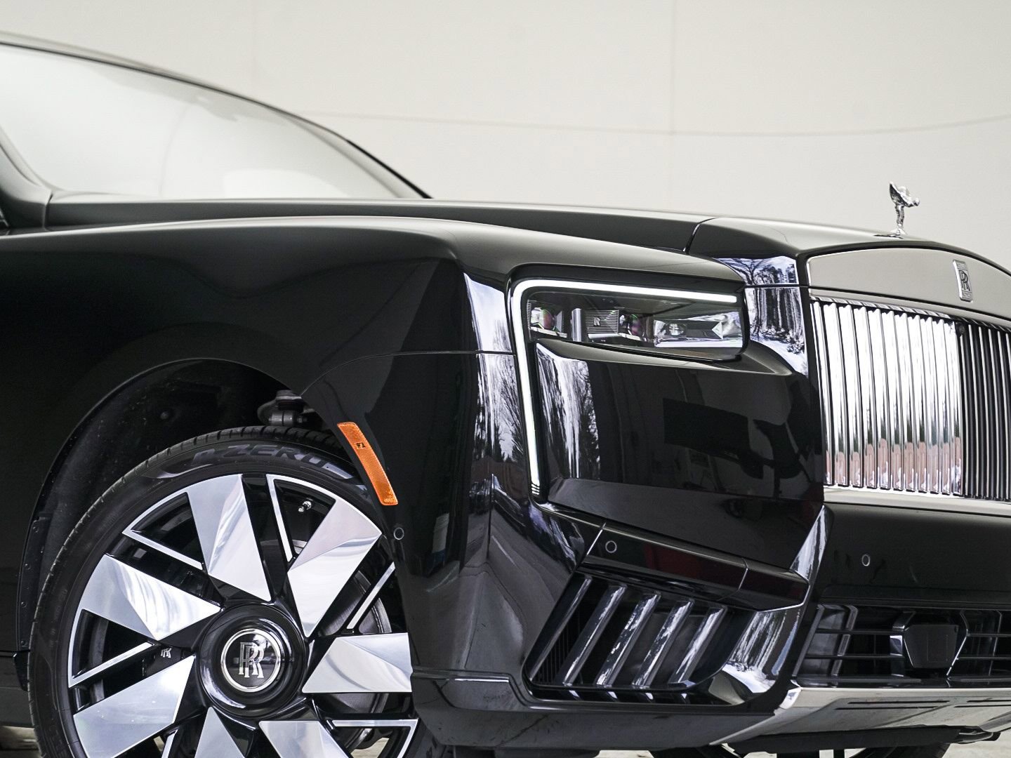 Used 2025 Rolls-Royce Cullinan image 2