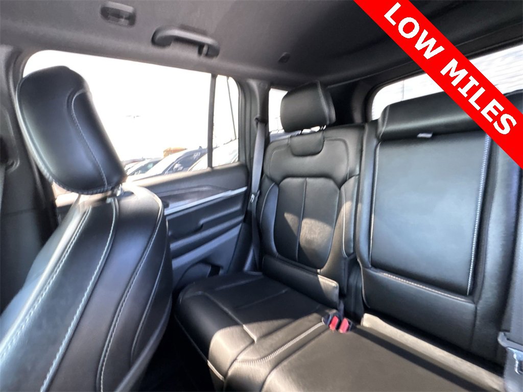 Used 2024 Jeep Grand Cherokee Limited w/ Black Appearance Package image 12