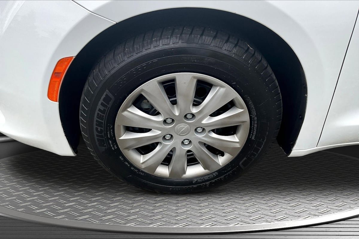 Used 2019 Chrysler Pacifica L FWD image 32