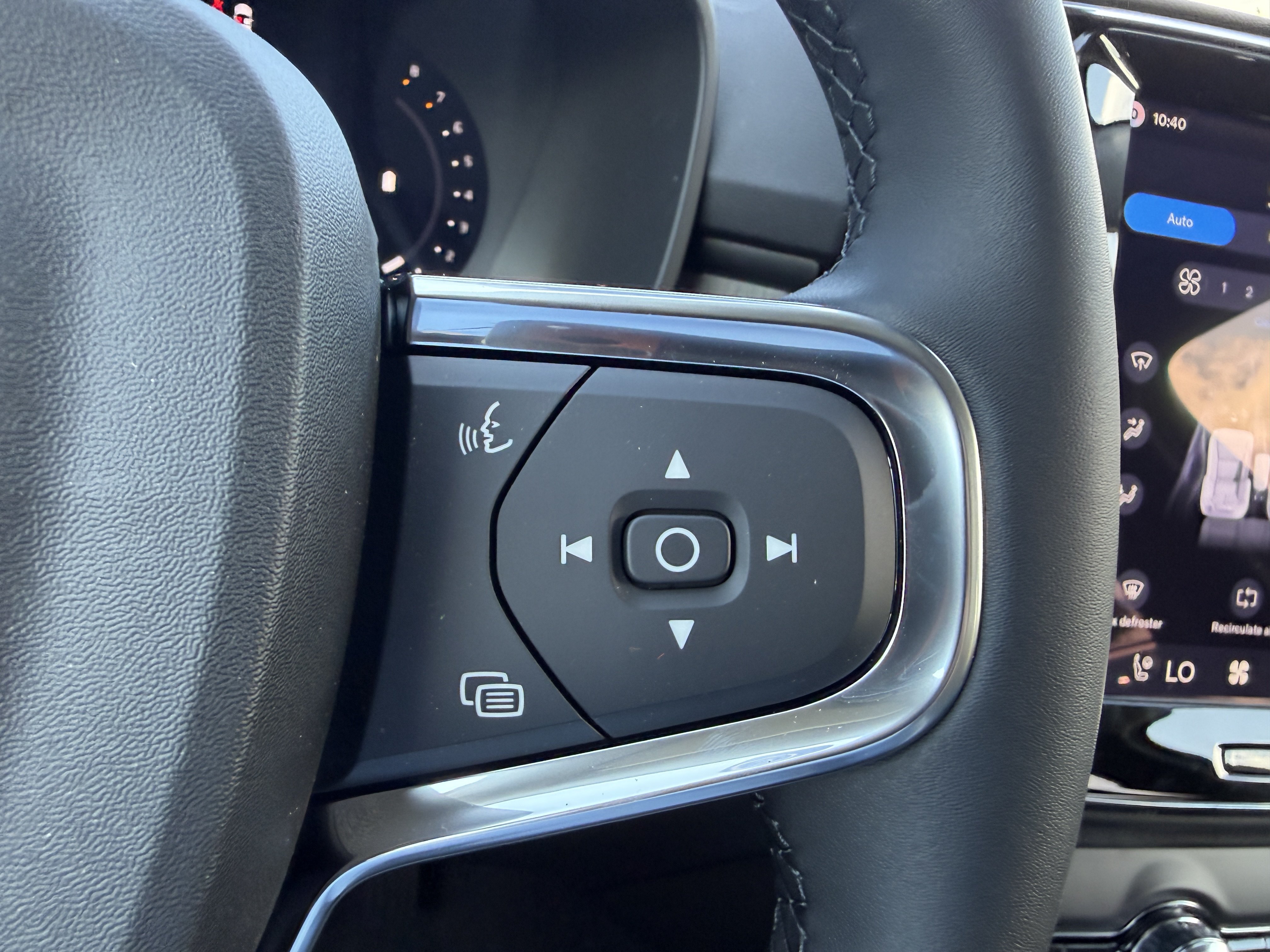 New 2026 Volvo XC40 B4 Core w/ Climate Package FWD image 29
