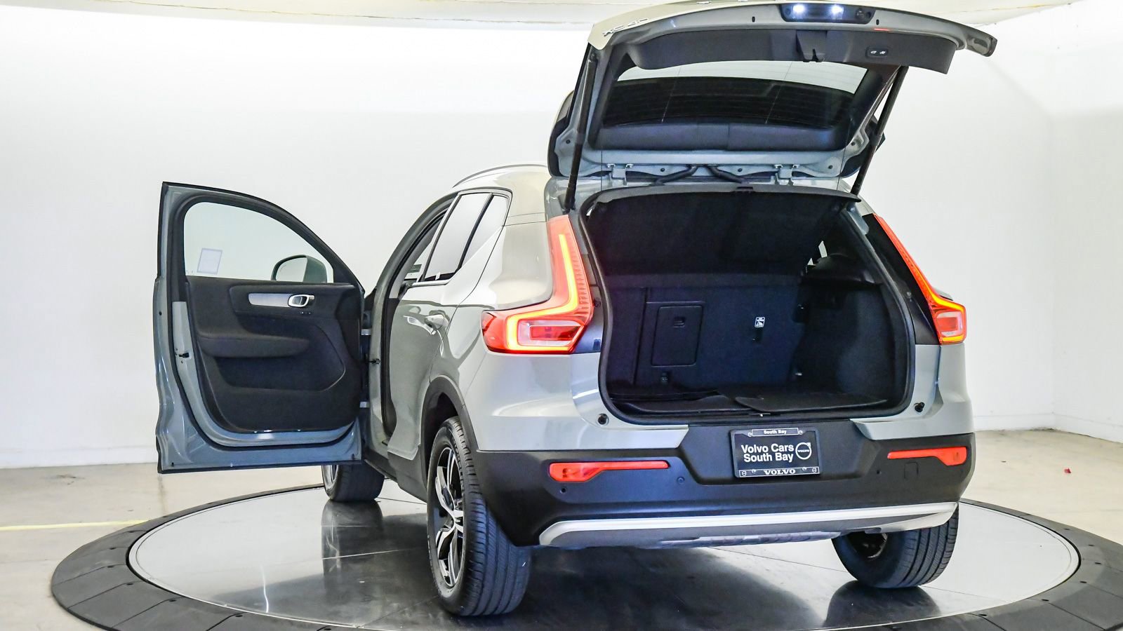 Certified 2025 Volvo XC40 B5 Core AWD/4WD image 25