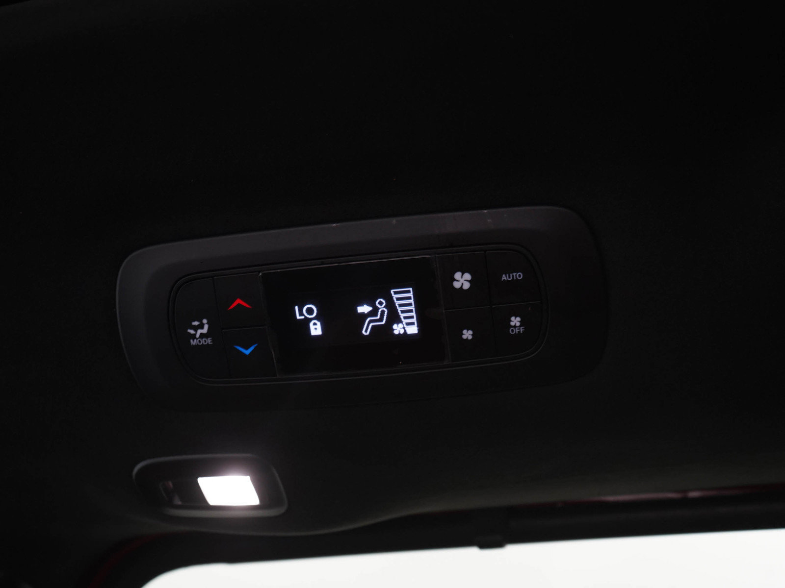 Used 2025 Chrysler Pacifica Pinnacle FWD image 16