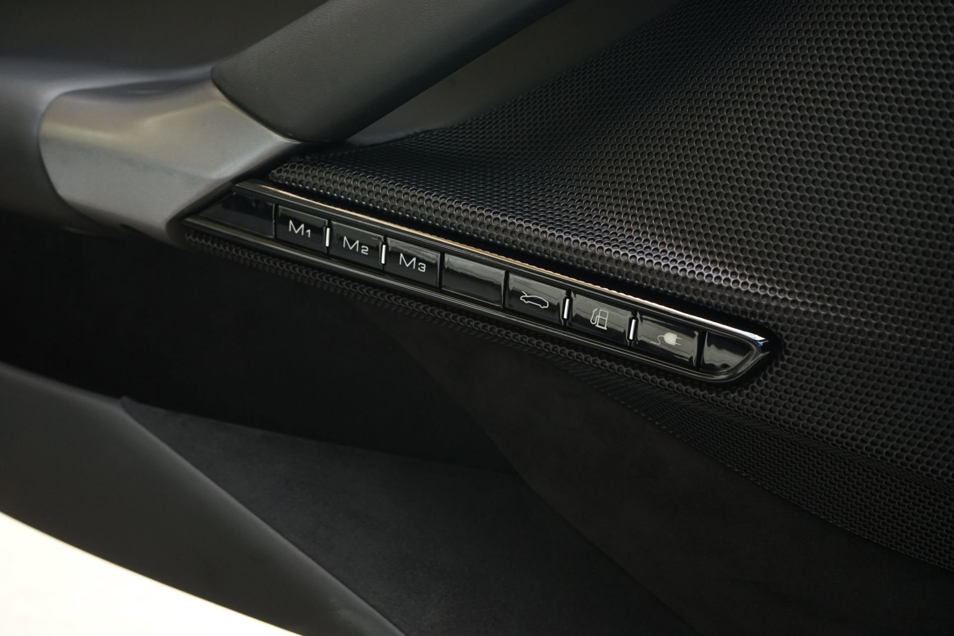 Used 2022 Ferrari SF90 Stradale AWD/4WD image 28