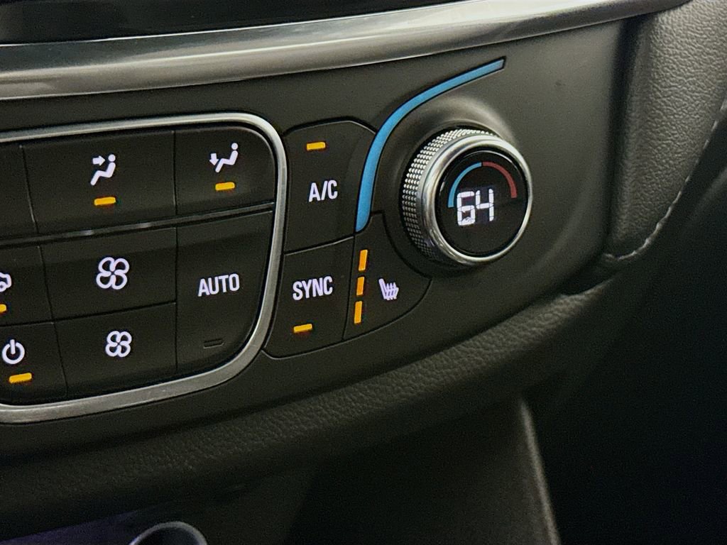 Used 2023 Chevrolet Traverse LT w/ Rear Camera Mirror Package image 21