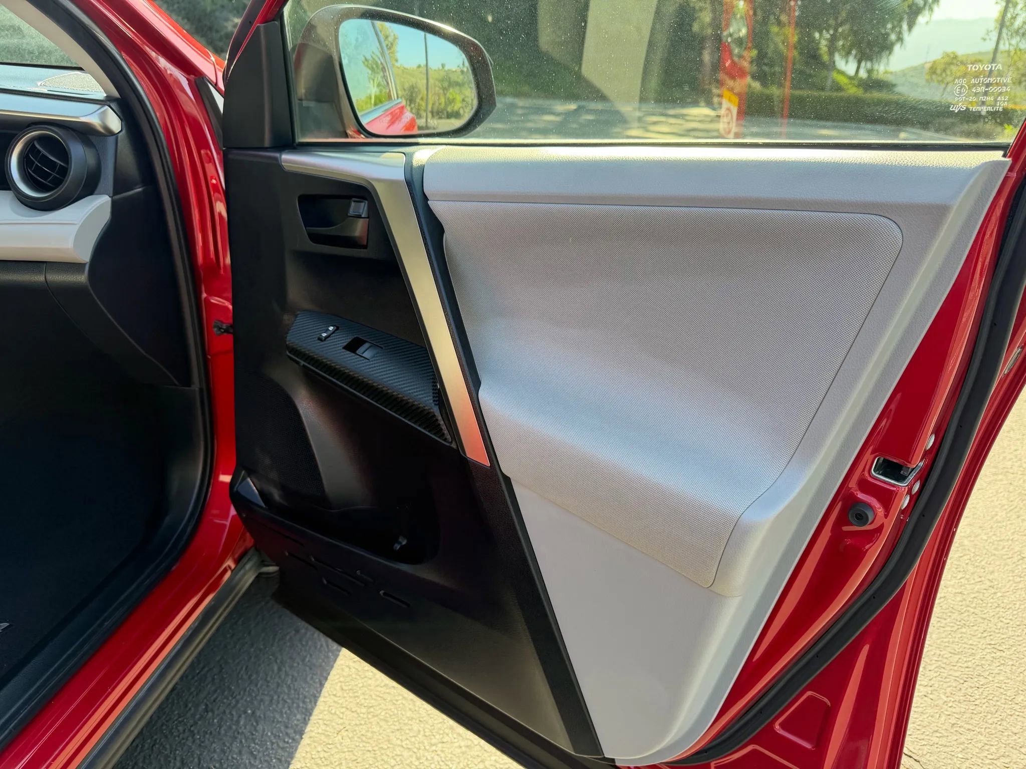 Used 2013 Toyota RAV4 LE image 23