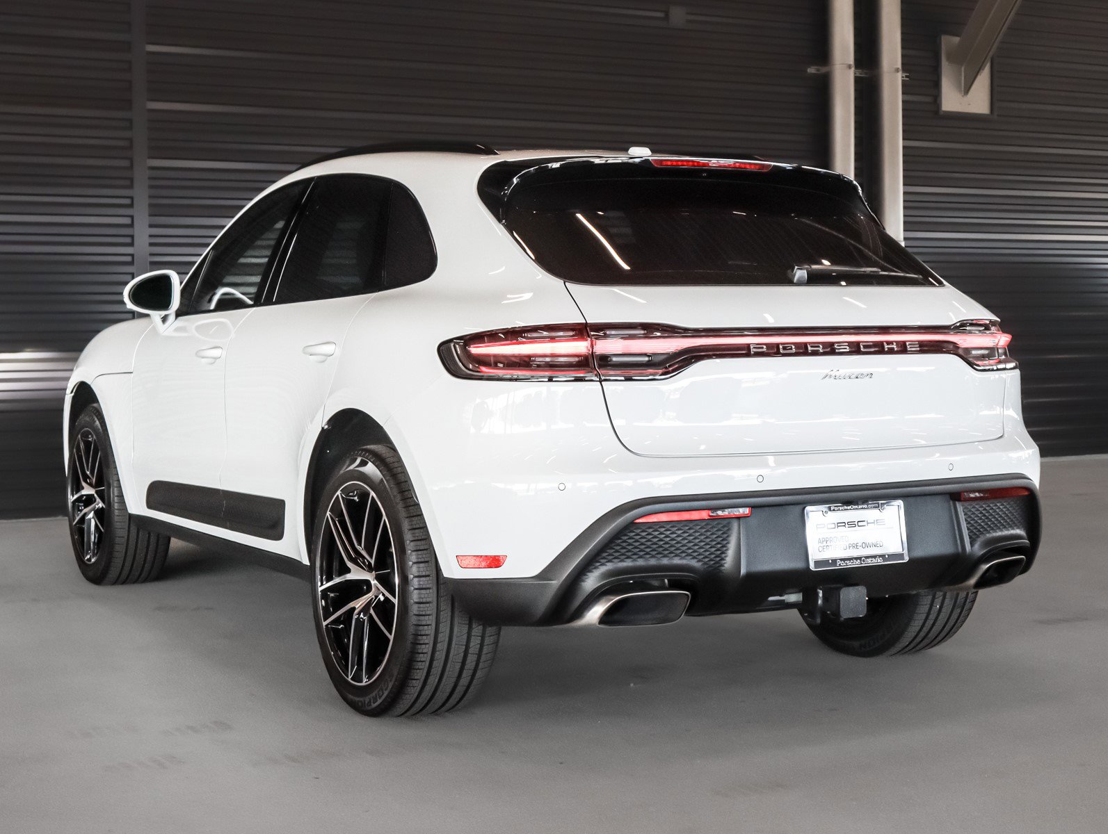 Used 2025 Porsche Macan image 3