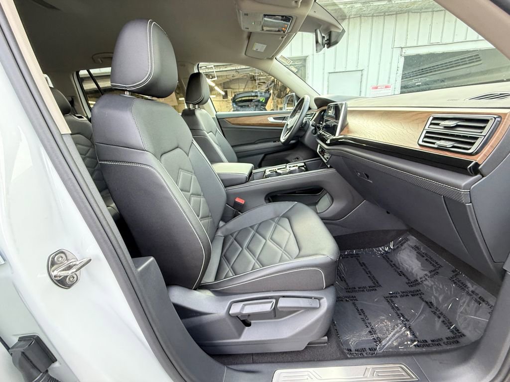Used 2025 Volkswagen Atlas SE image 24