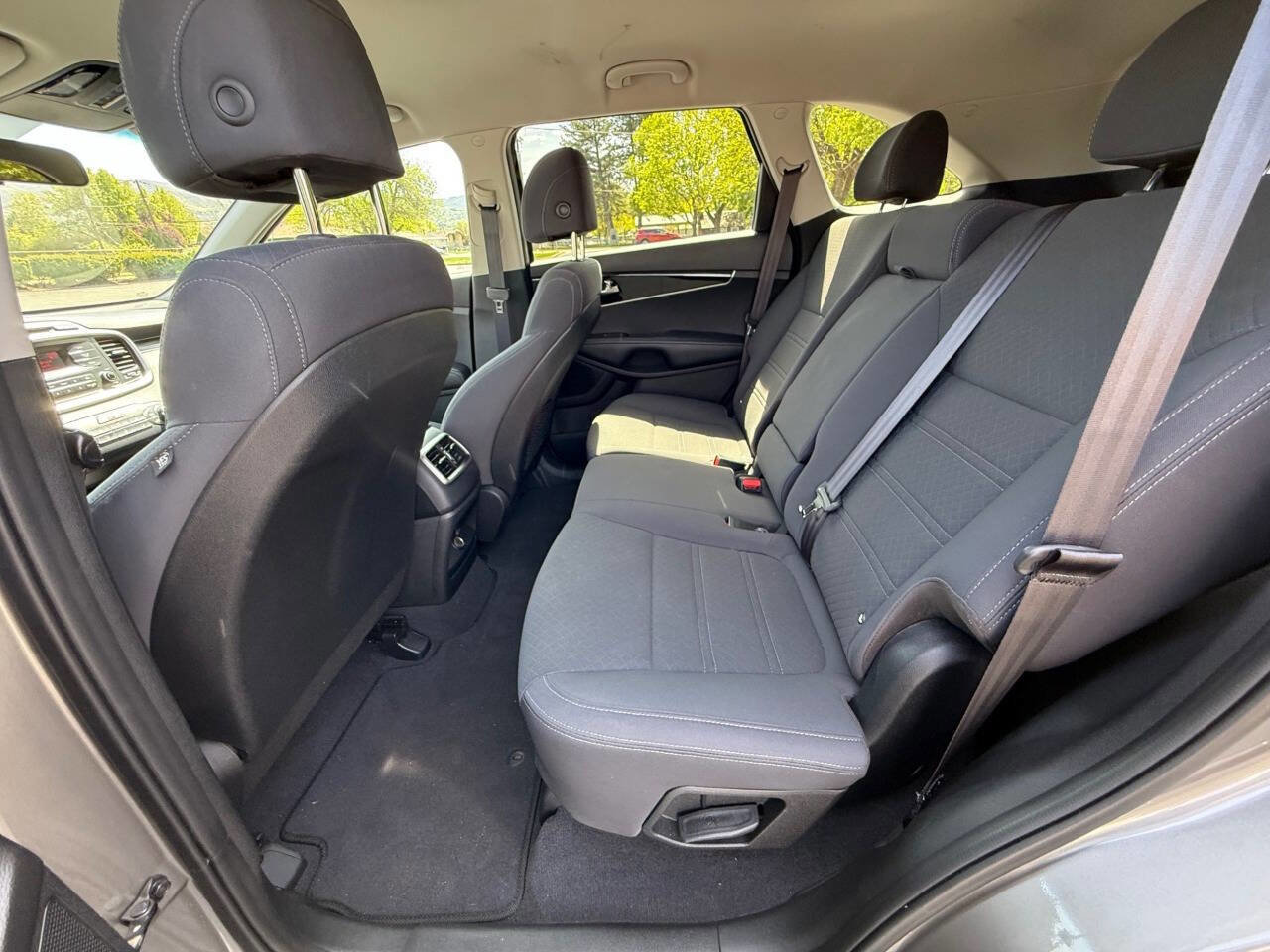 Used 2017 Kia Sorento L image 10