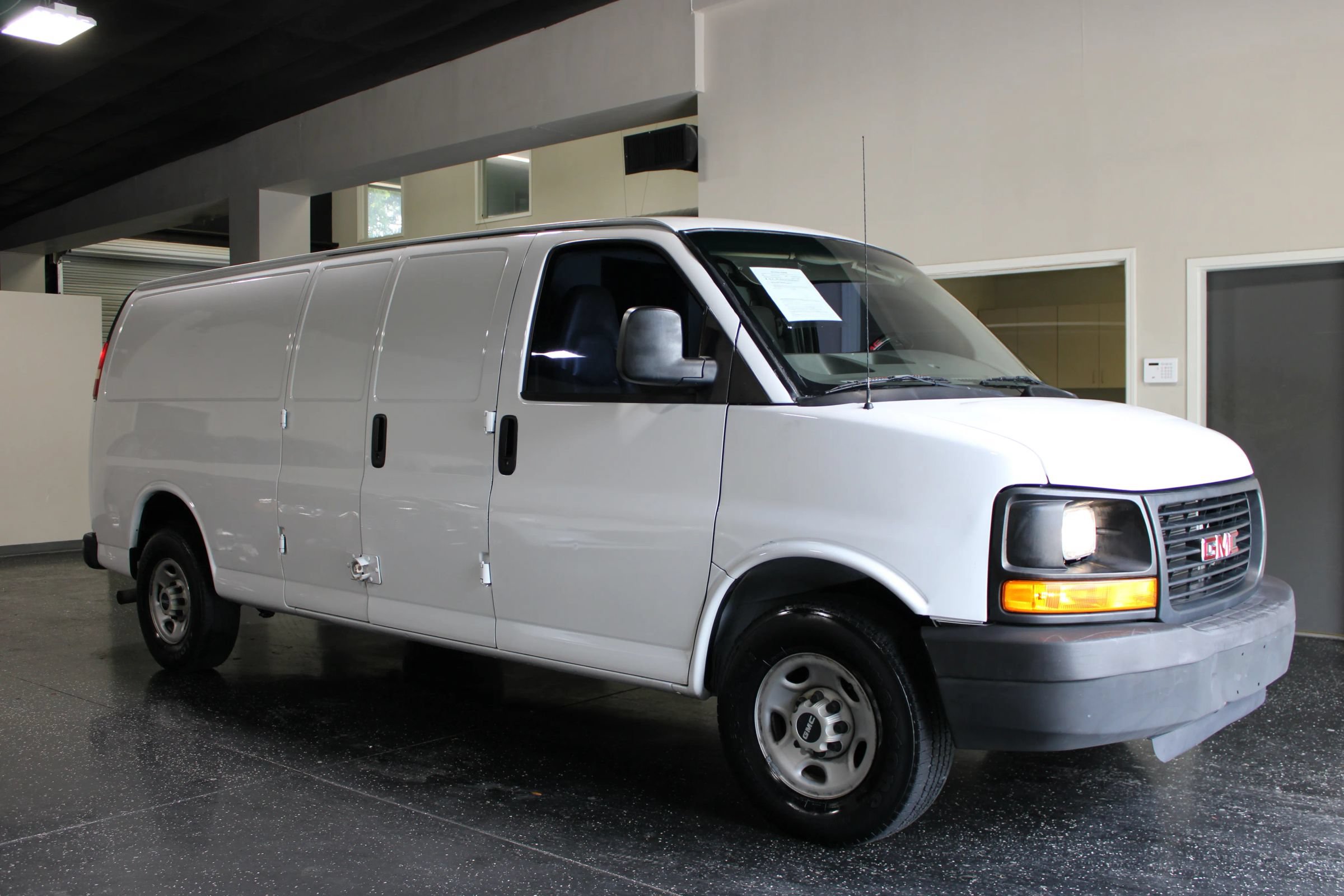 Used 2008 GMC Savana 2500 Extended RWD image 1