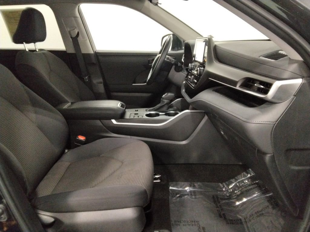 Used 2024 Toyota Highlander LE image 45