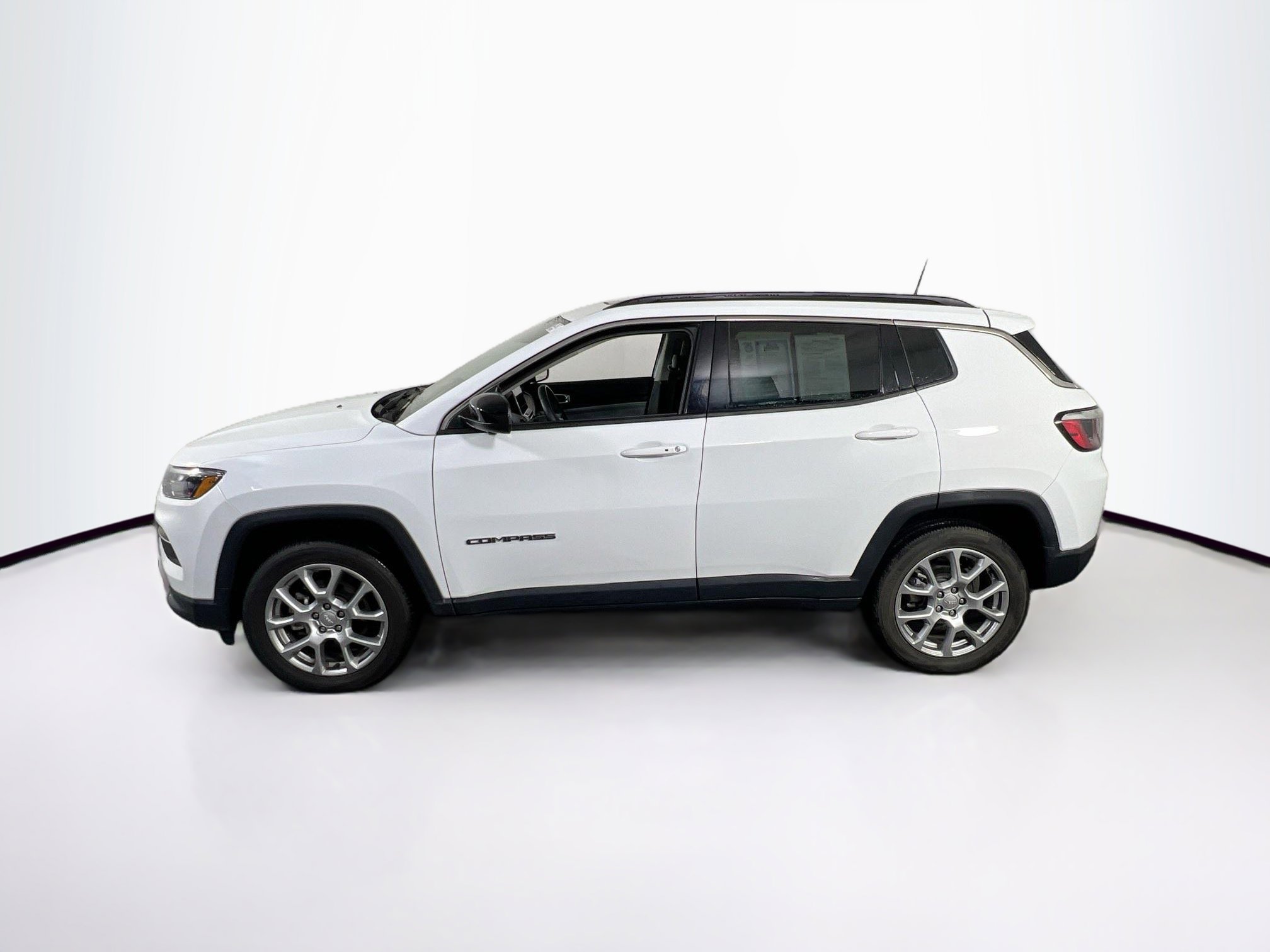Used 2022 Jeep Compass Latitude w/ Sun and Sound Group AWD/4WD image 8