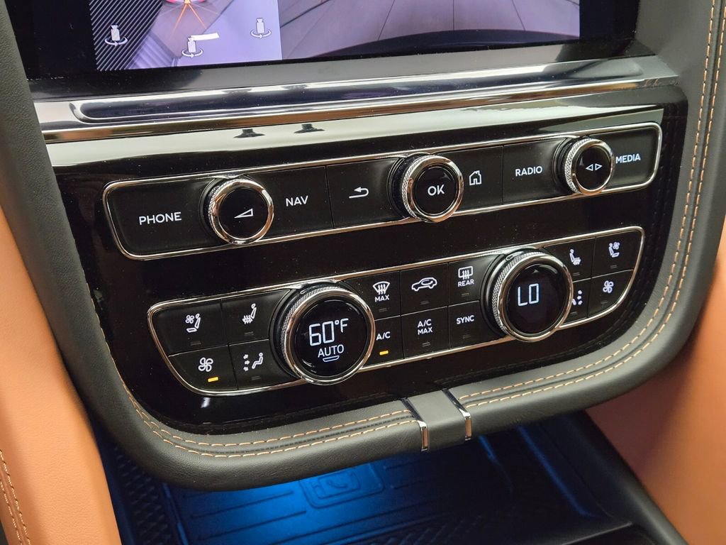 Used 2024 Bentley Bentayga image 40