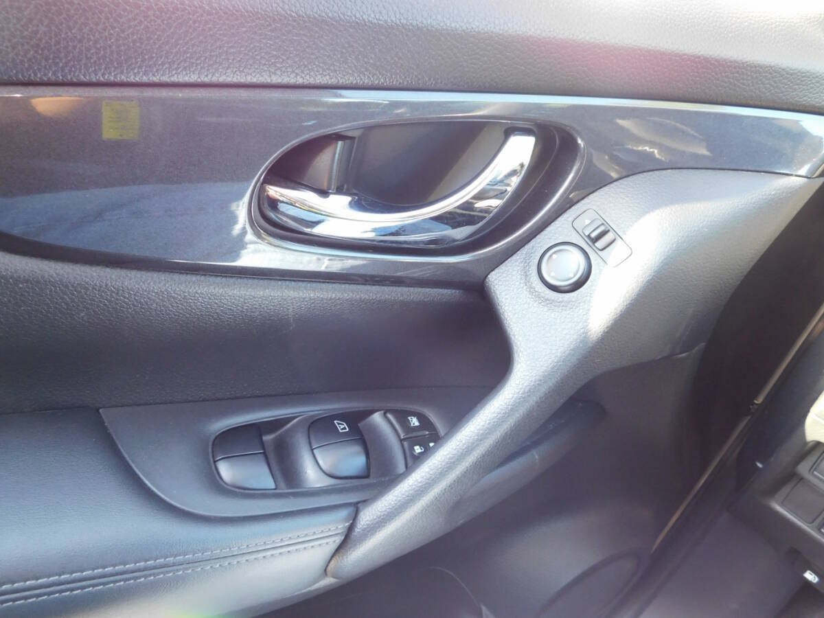 Used 2017 Nissan Rogue SV AWD/4WD image 18