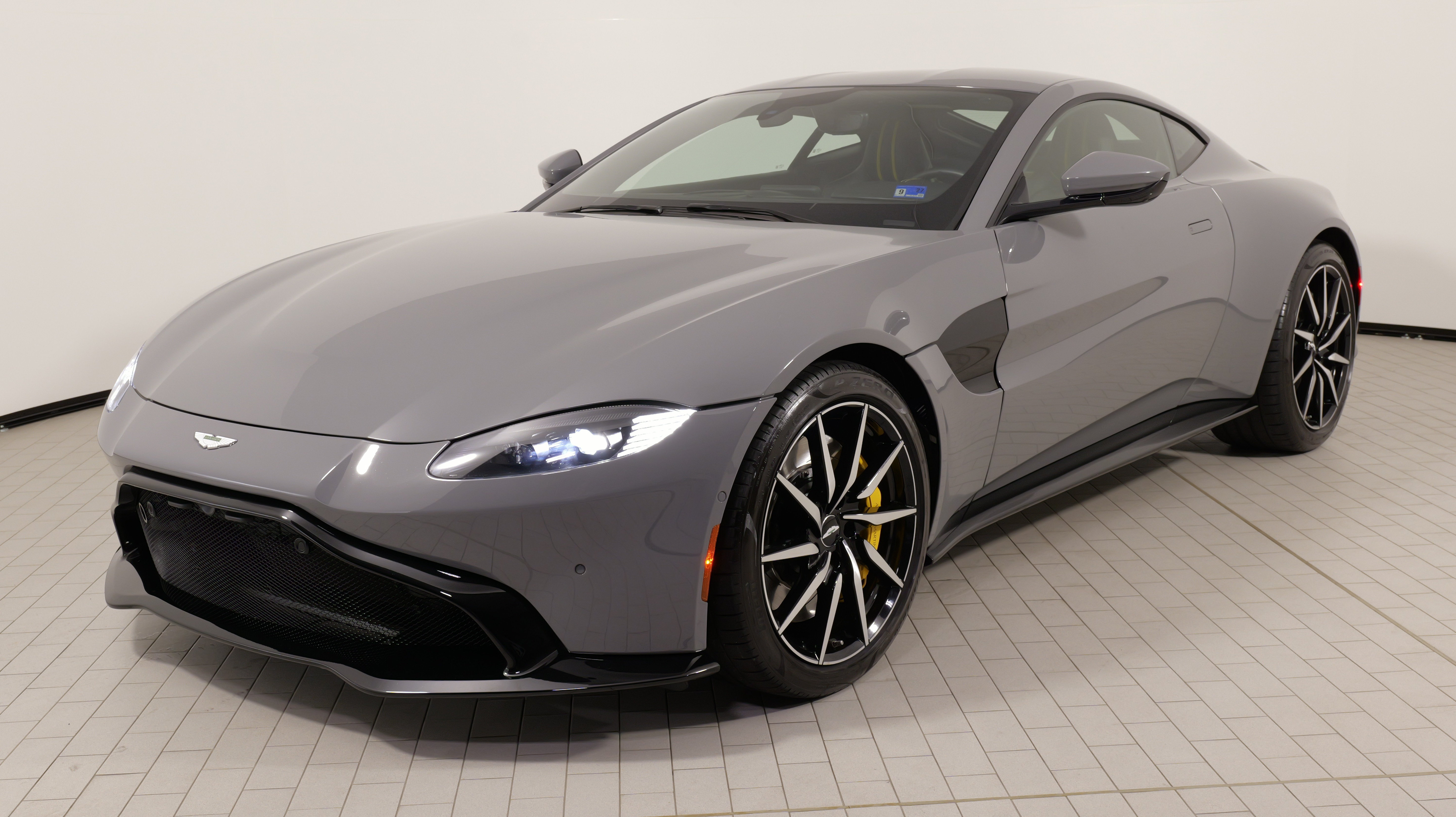 Used 2019 Aston Martin V8 Vantage Coupe RWD image 4