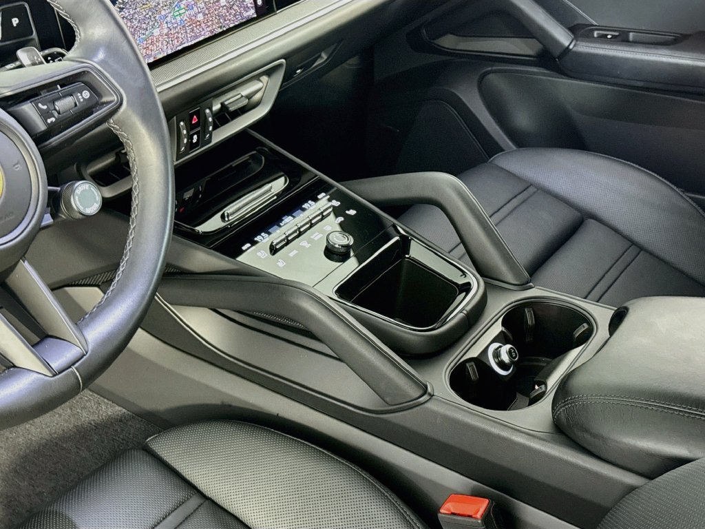 Certified 2025 Porsche Cayenne AWD/4WD image 21